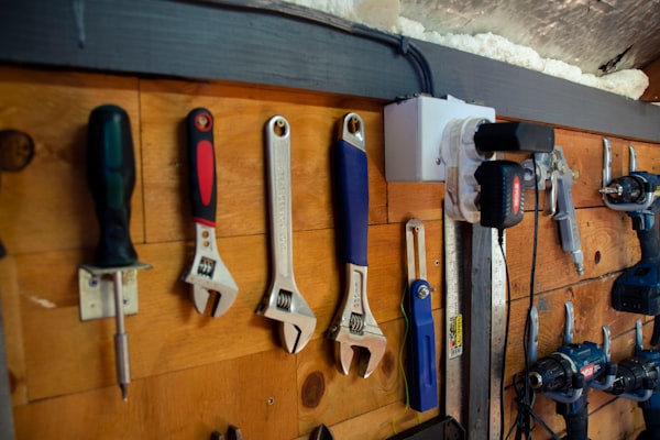 Outils de plomberie sur établi en bois
