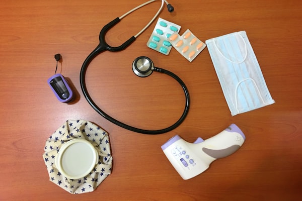 Stéthoscope sur bureau d'un cabinet médical