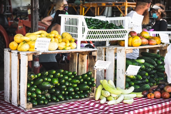 Légumes fraîchement récoltés sur table en bois
