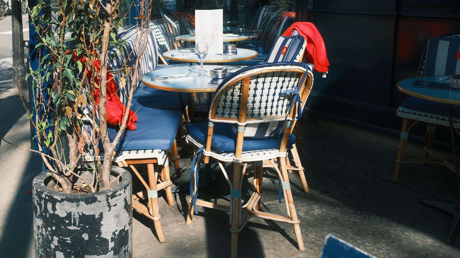 Salle de restaurant chaleureuse éclairée à la bougie