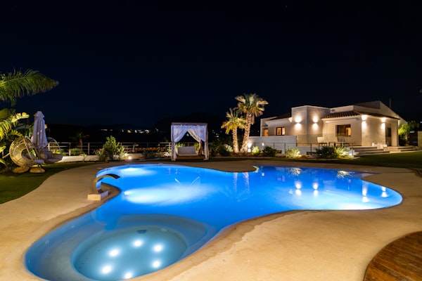 Extérieur de villa méditerranéenne avec piscine