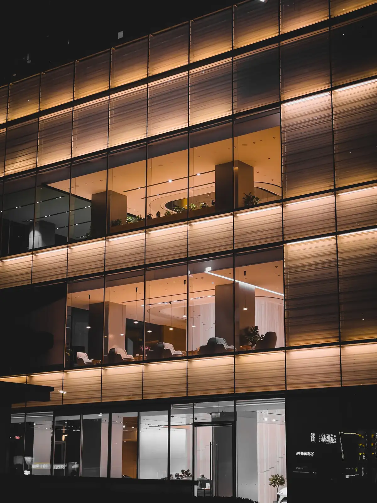 Façade de bureaux éclairés la nuit