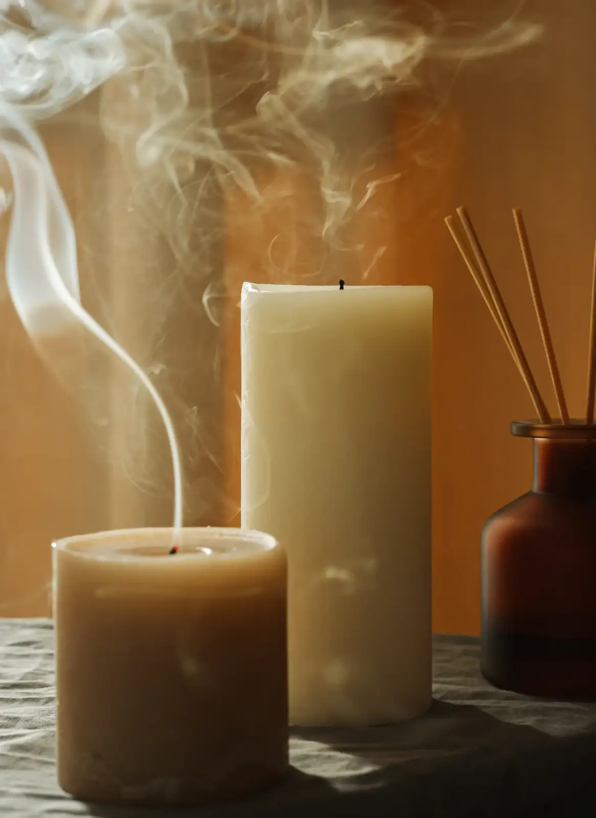 Bougie et fumée dans une lumière chaude