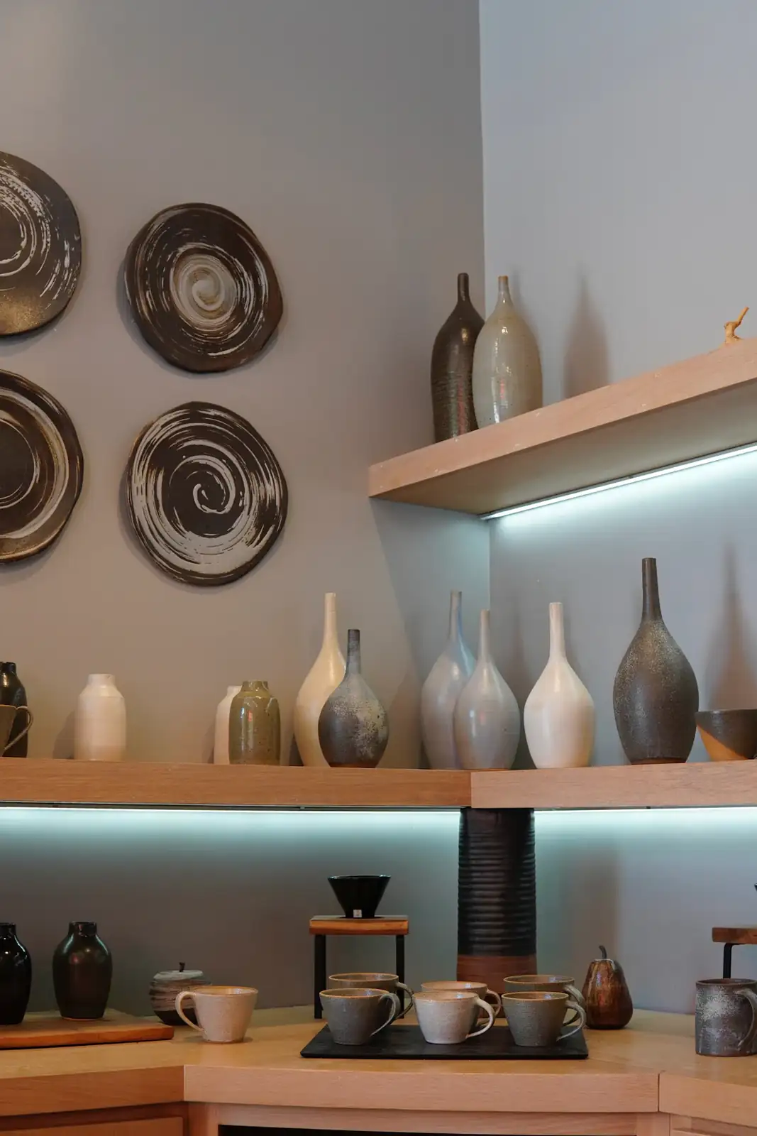Vases sur étagère
