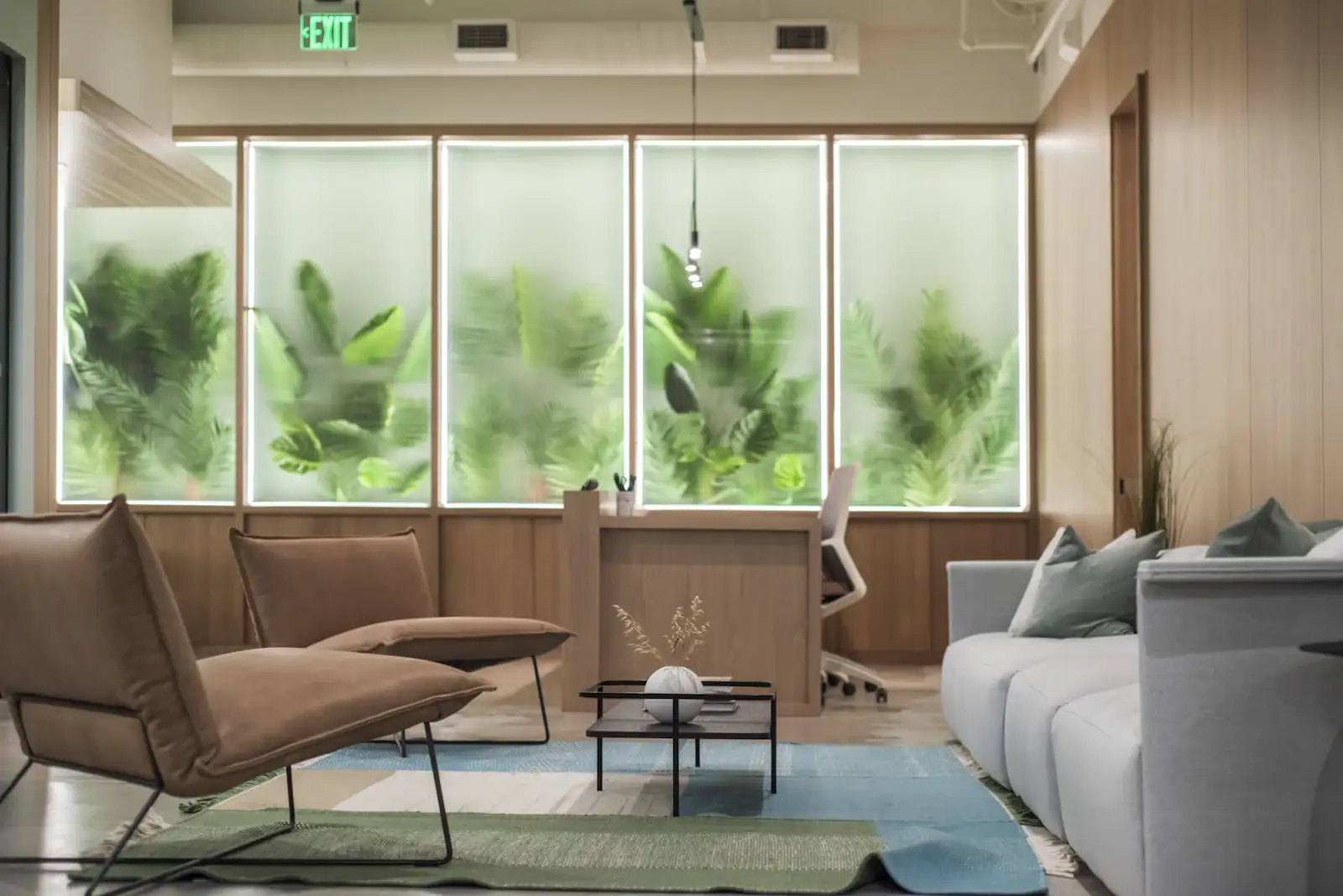 Salle d’attente moderne et lumineuse avec plantes