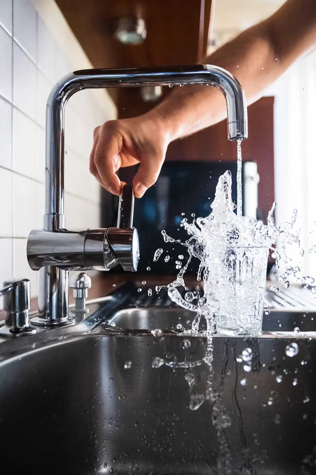 Eau jaillissant d’un robinet