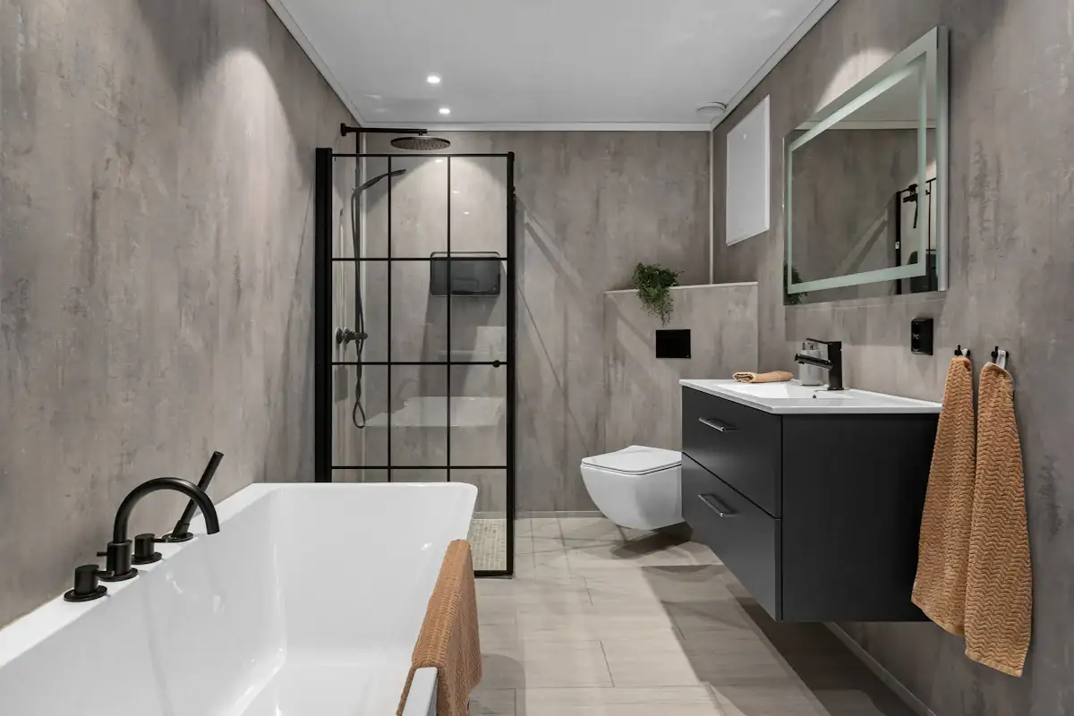 Salle de bain rénovée avec baignoire