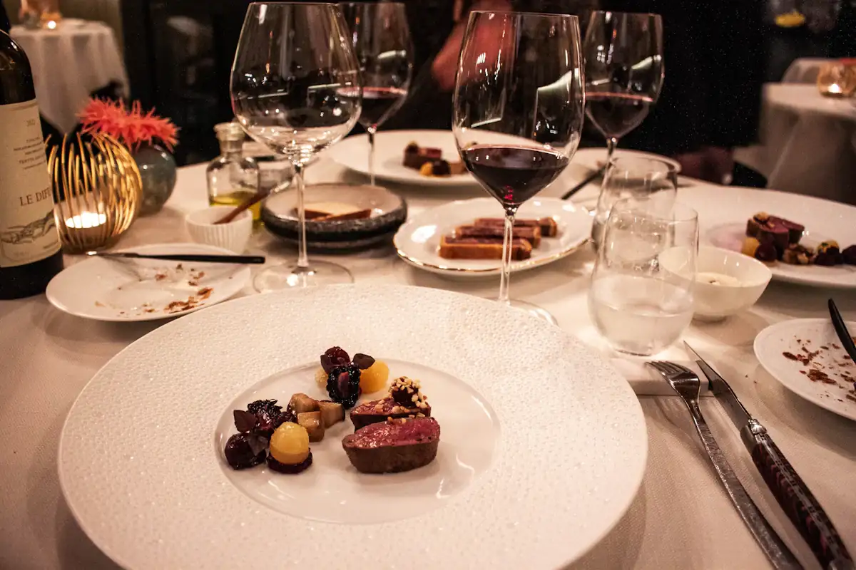 Table dressée avec verres de vin