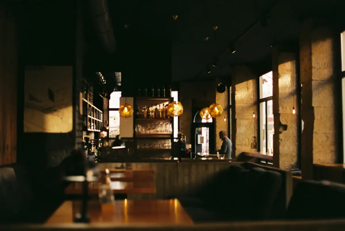 Salle du restaurant, boiseries sombres et lumières tamisées